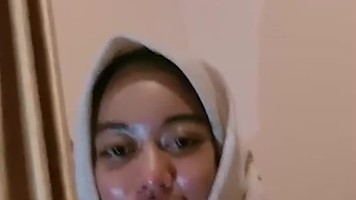 Jilbab Nakal Pamer Belahan Nenen