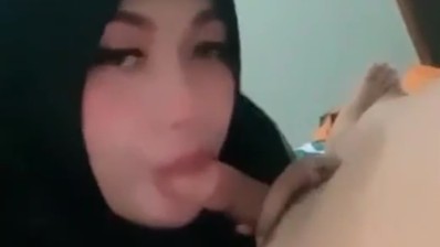 Jilbab Cantik Ngemut Kontol Pacar