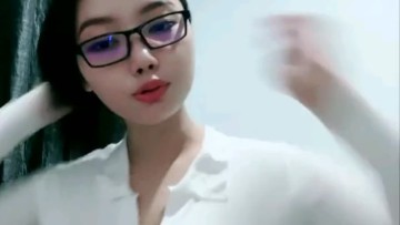 Julia Lea Kemeja Menonjol Ketat