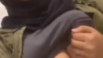 Zilla Jilbab Hitam Remas Toket